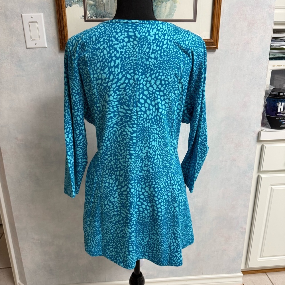 NWOT D&Co.  V-Neck Blue Snakeskin Patterned Tunic Top w Flirty Peplum - Picture 3 of 12